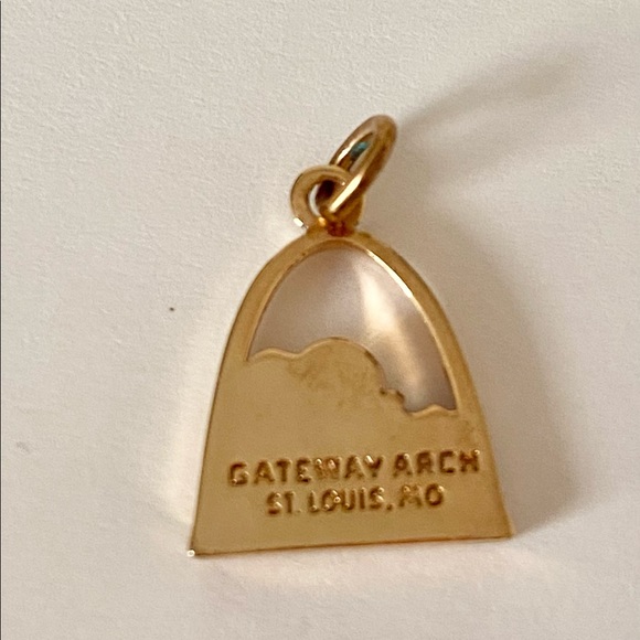 Gold tone charm St Louis Missouri - Picture 2 of 4